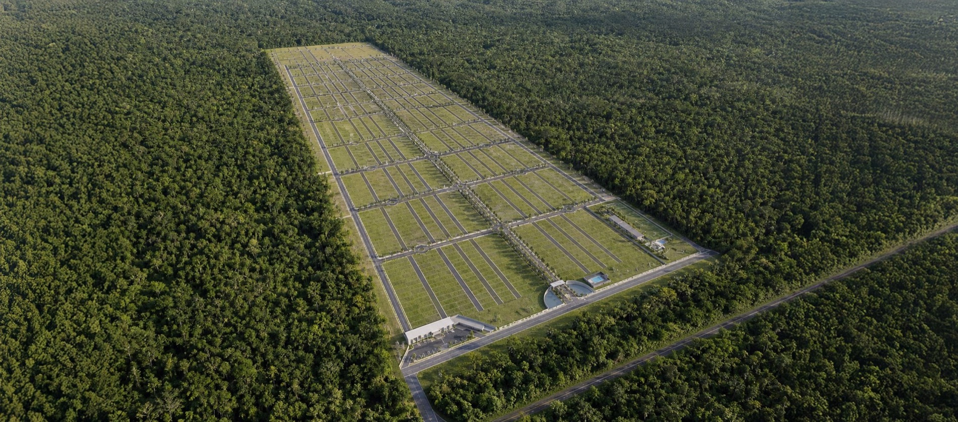 Vista aérea del plan maestro de Las Islas rodeado de selva, con el acceso principal y la plaza comercial